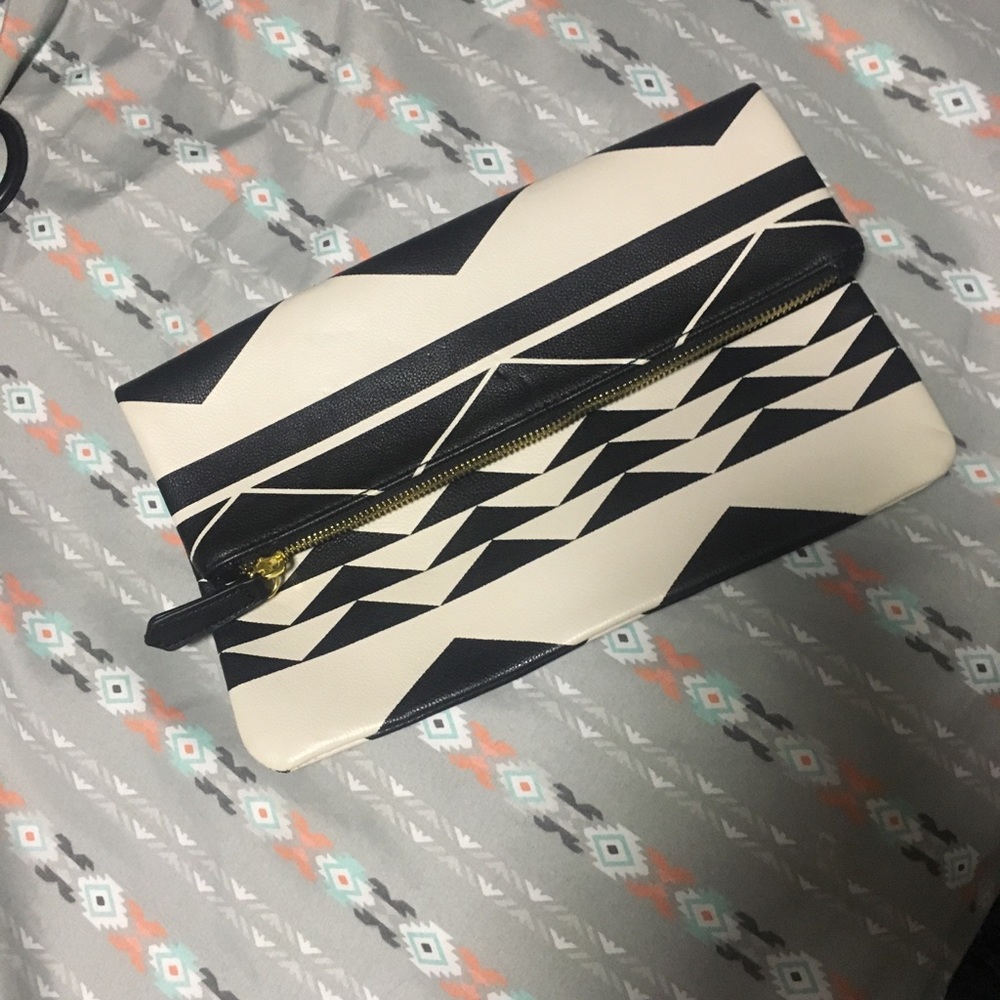 Clutch black and white